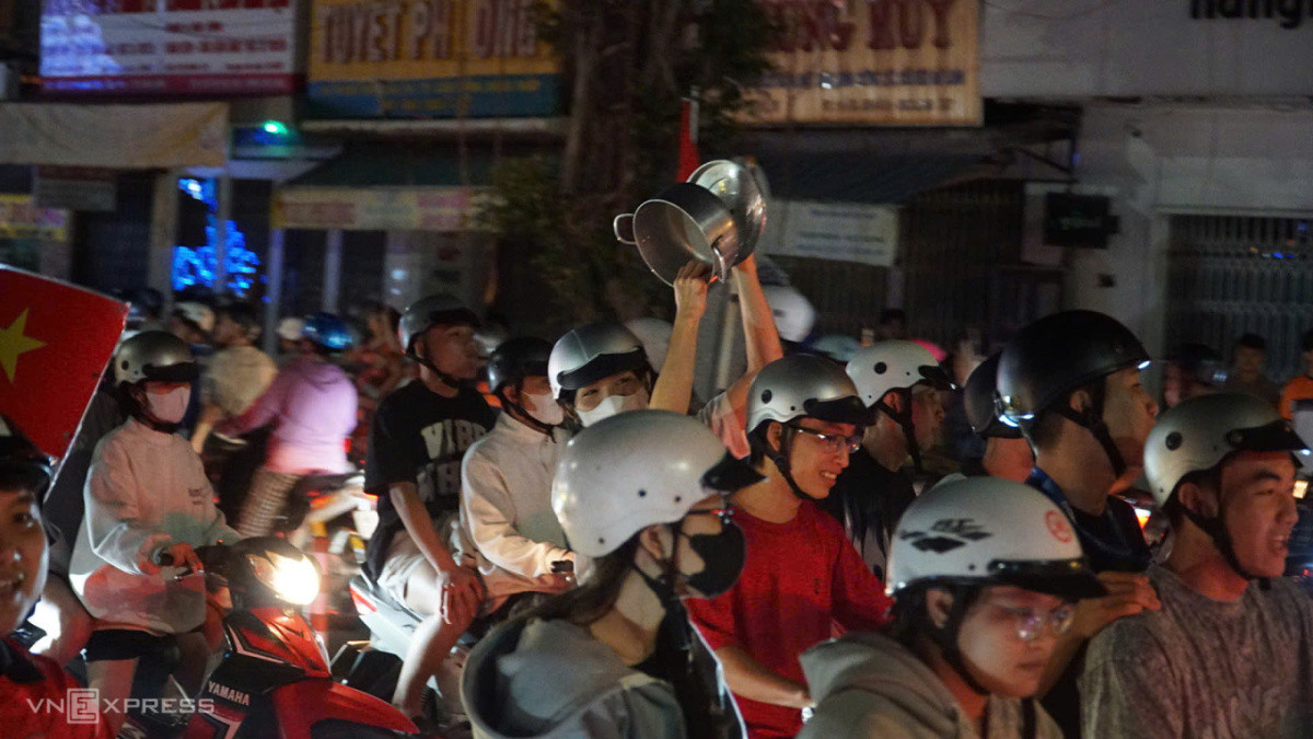 Millions storm the streets to celebrate Vietnam's ASEAN Cup win