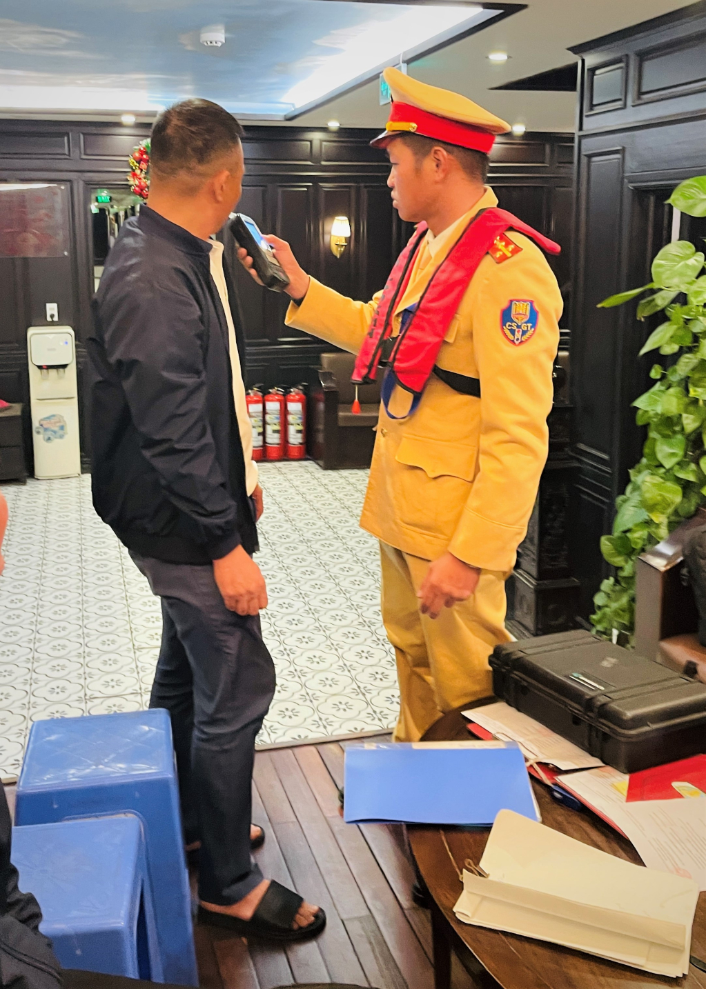 Lực lượng Cảnh sát đường thủy kiểm tra nồng độ cồn đối với thủy thủ, thuyền viên trong ca trực.