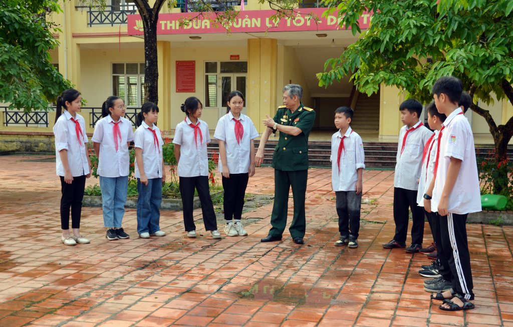 CCB Trần Quốc Mạnh, nói chuyện truyền thống cho học sinh trường THCS Lê Lợi TP Hạ Long tháng 5-2024.