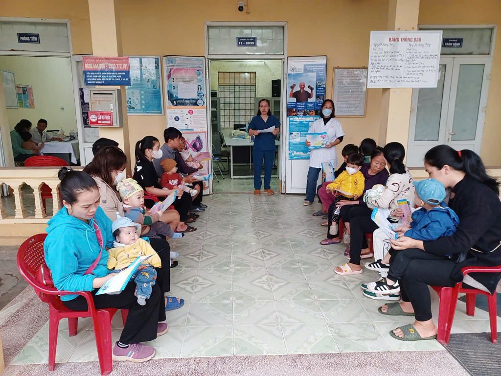 Truyền thông về mất cân bằng giới tính khi sinh cho các gia đình đưa trẻ đến tiêm chủng tại Trạm Y tế phường Hải Yên (TP Móng Cái).