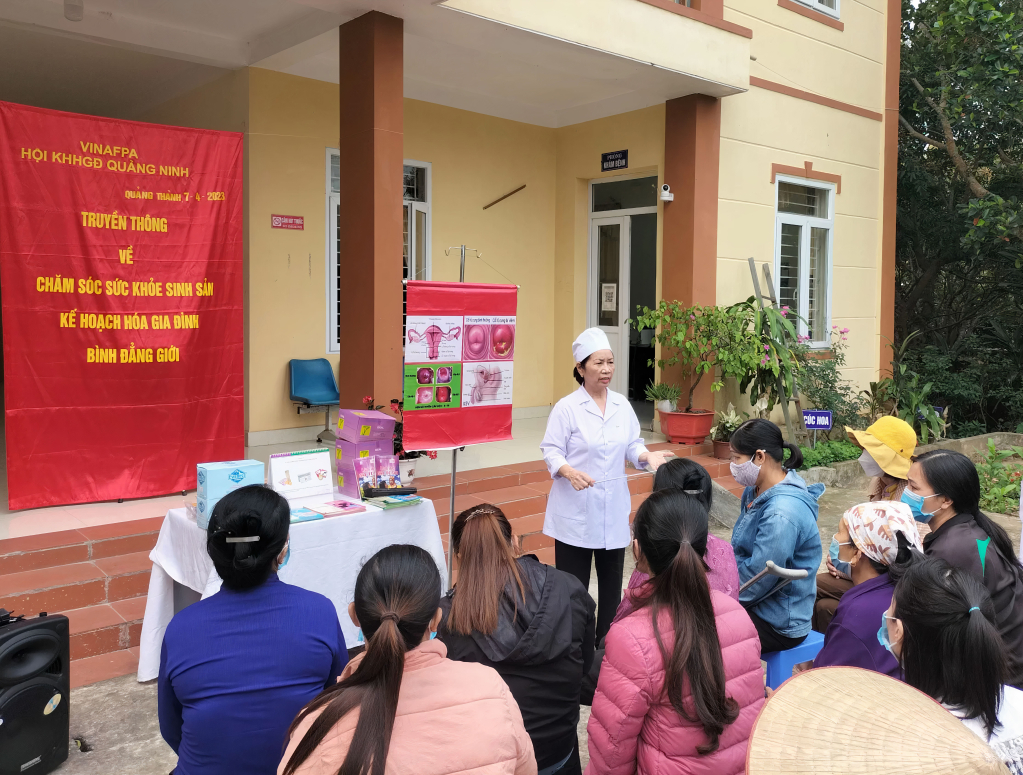 Hội KHHGĐ tỉnh truyền thông về chăm sóc SKSS cho phụ nữ xã Quảng Thành (huyện Hải Hà).