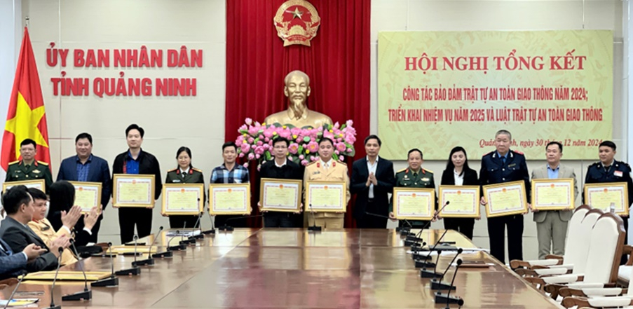 CCB Vũ Ngọc Trường (thứ 5 phải vào) được lãnh đạo UBND tỉnh trao bằng khen của UBND tỉnh vì có thành tích xuất sắc trong công tác bảo đảm trật tự ATGT năm 2024. Ảnh: Hồng Việt
