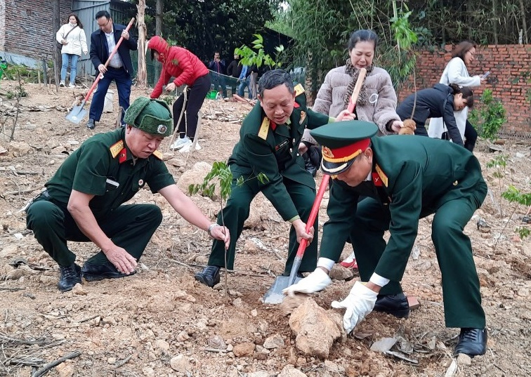 CCB Vũ Ngọc Trường (giữa) cùng các hội viên CCB phường Hà Khẩu (TP Hạ Long) trồng cây xanh