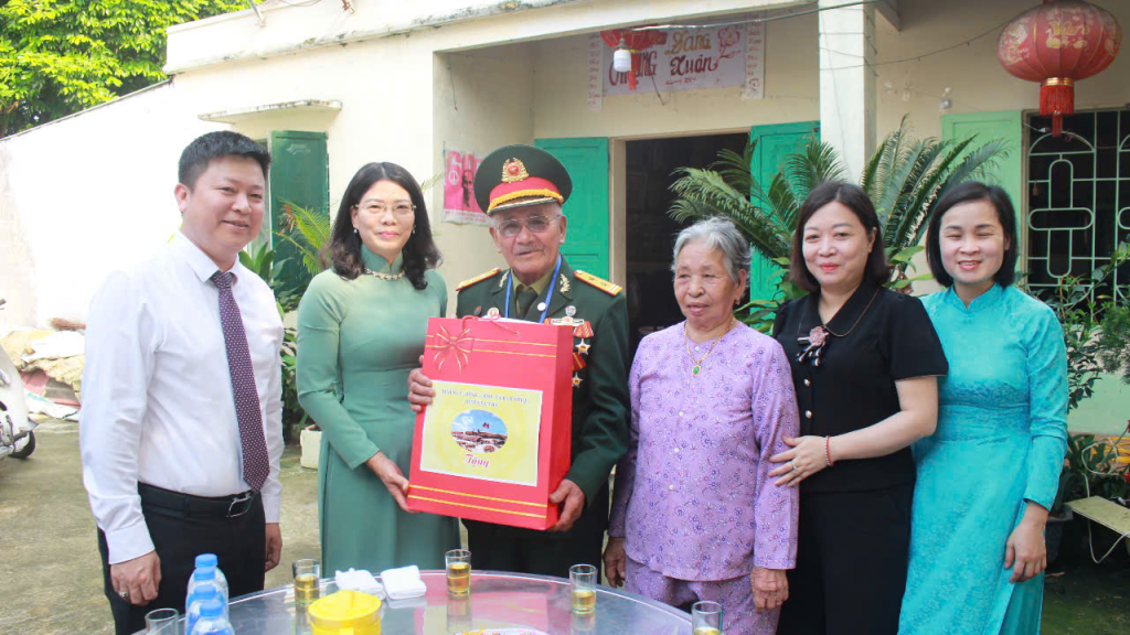 Lãnh đạo huyện Đầm Hà thăm, tặng quà chiến sỹ Điện Biên, Vũ Quang Phục đang sinh sống ở thôn Đầm Buôn, xã Đầm Hà. 