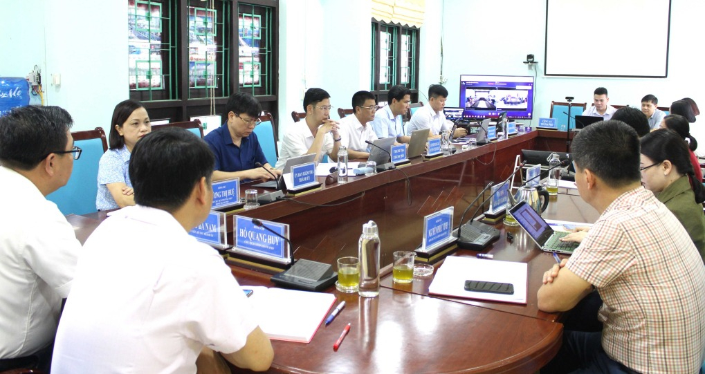 Lãnh đạo TP Móng Cái, các phòng, ban thành phố và công dân có kiến nghị dự tại đầu cầu Ban Tiếp công dân TP Móng Cái tại buổi tiếp công dân trực tuyến với Ban Tiếp công dân Trung ương ngày 15/5/2024.