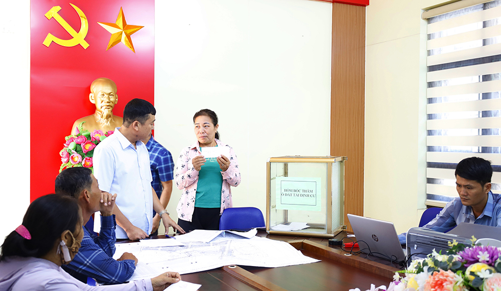 TP Móng Cái tổ chức bốc thăm giao đất tái định cư cho các hộ dân bị thu hồi đất tại một số dự án trên địa bàn, đợt 6 năm 2024.
