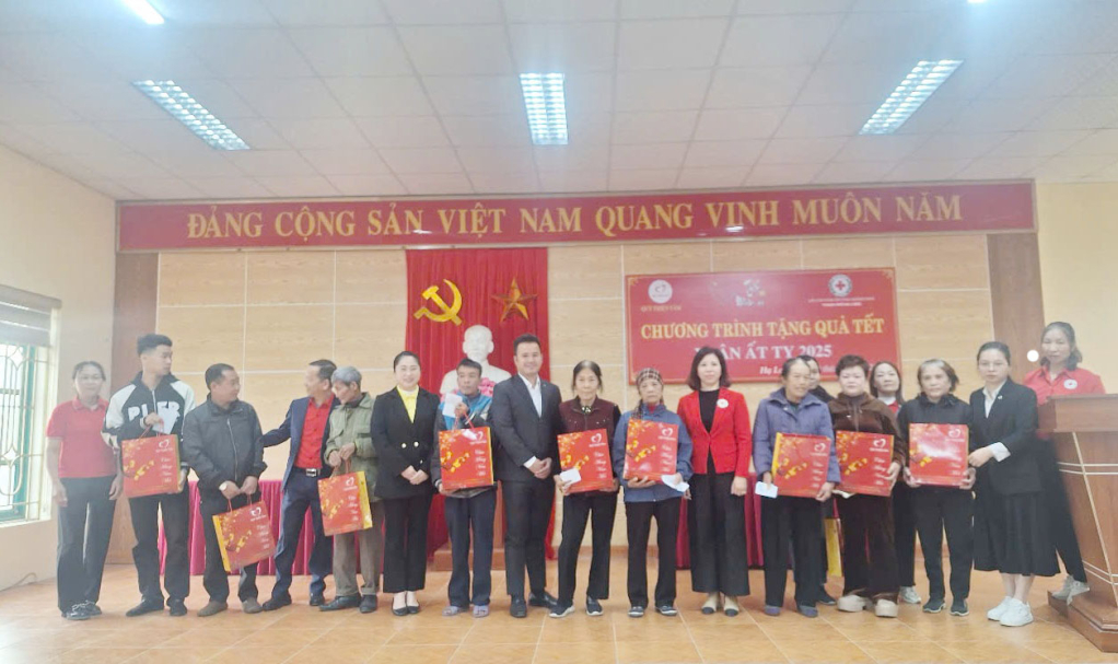 Đại diện tập đoàn Vingroup và lãnh đạo hội chữ thập đỏ tỉnh, thành phố tặng quà cho các hộ có hoàn cảnh khó khăn
