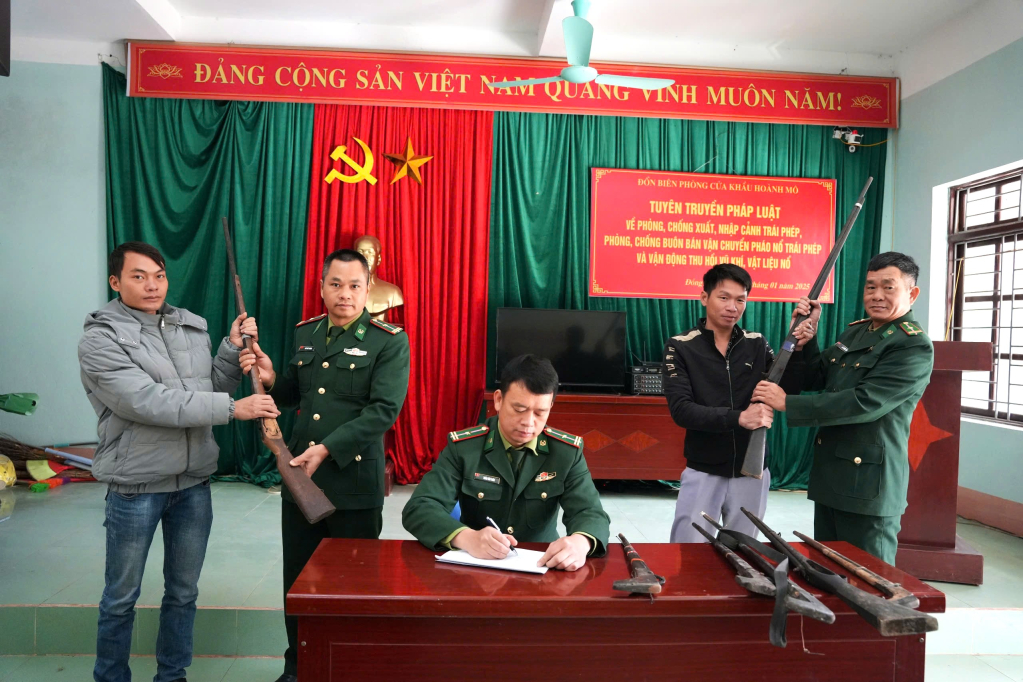 Tại buổi tuyên truyền nhân dân đã tự nguyện giao nộp 08 khẩu súng tự chế cho Đồn BPCKHM