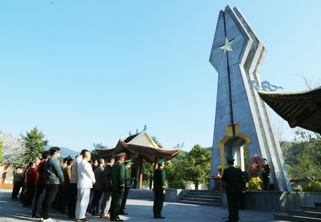 Các đại biểu dâng hương các Anh hùng Liệt sĩ Pò Hèn.