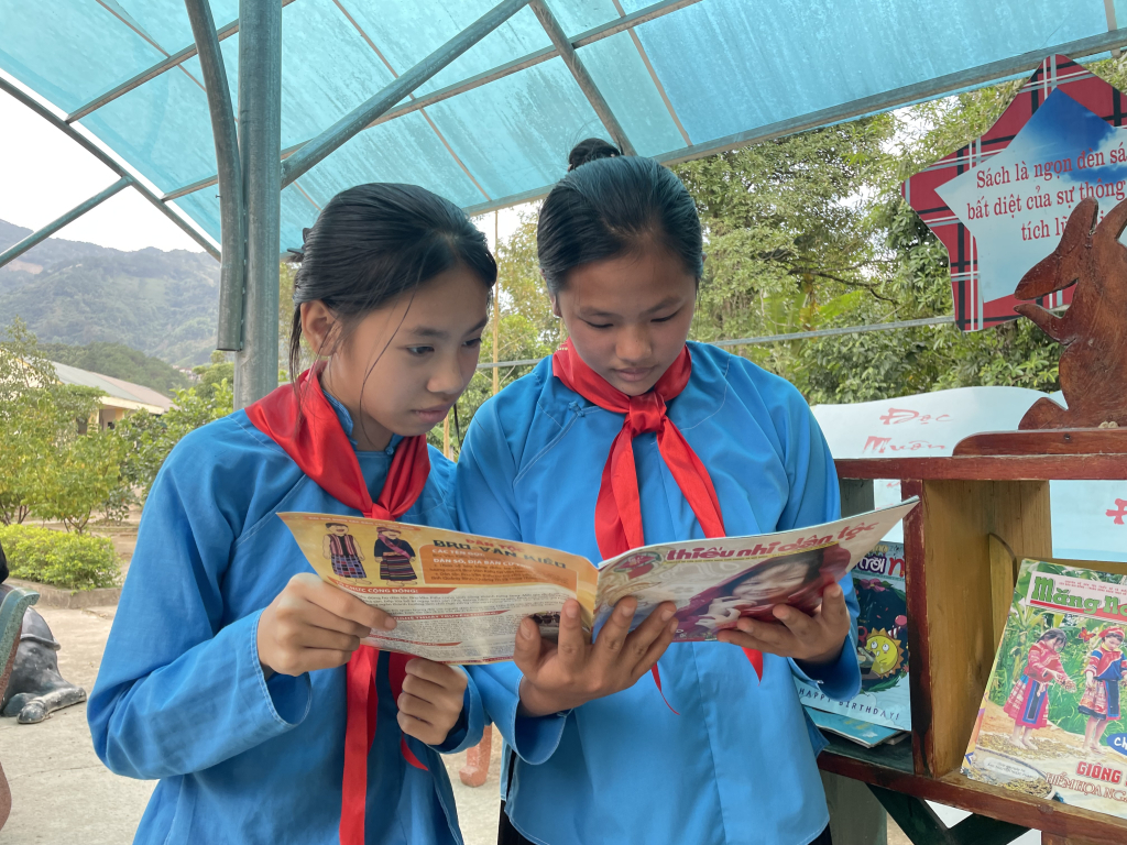 Học sinh Trường TH&THCS Đại Dực 2 (huyện Tiên Yên) đọc sách, báo ở thư viện sân trường. Ảnh: Lan Anh