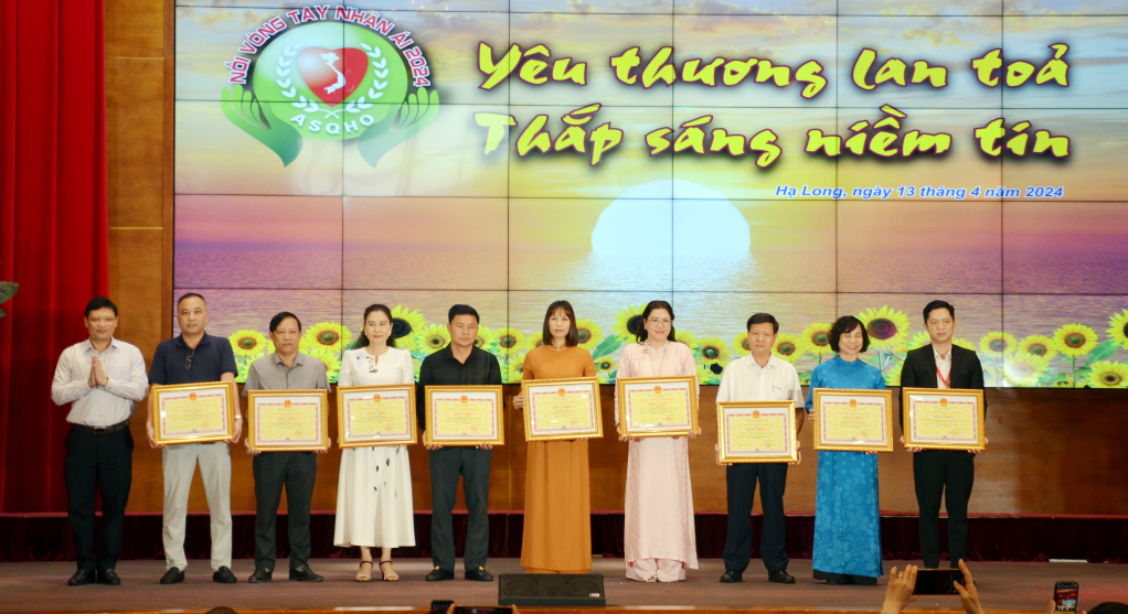 Chị Vũ Thị Thủy Vân (thứ 4, phải sang) nhận bằng khen của UBND tỉnh vì có thành tích xuất sắc trong hoạt động bảo trợ NKT-TMC tỉnh năm 2024.