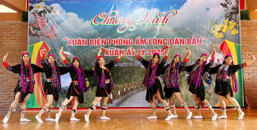 Tiết mục múa truyền thống được các cô gái dân tộc Dao xã Lục Hồn (huyện Bình Liêu) biểu diễn tại chương trình.