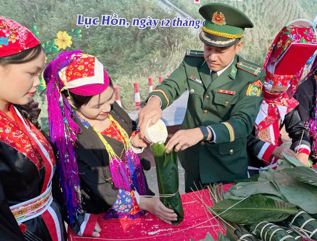 CBCB Đồn Biện phòng CK Hoành Mô cùng người dân người dân xã Lục Hồn tham gia gói bánh chưng tại Chương trình 
