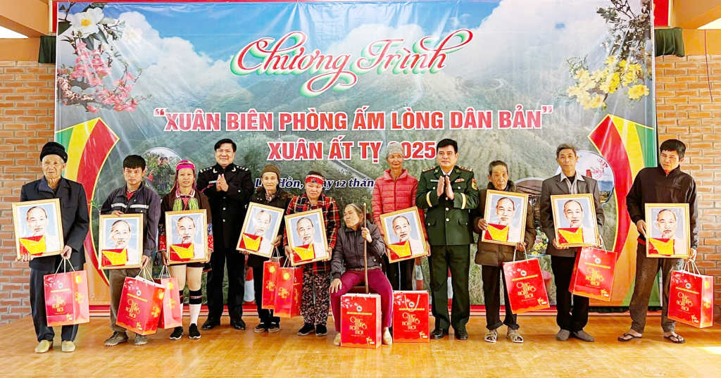 Lãnh đạo Đồn Biên phòng CK Hoành Mô và Chi cục Hải quan CK Hoành Mô tặng ảnh Bác Hồ và các phần quà cho người dân có hoàn cảnh khó khăn trên địa bàn xã Lục Hồn.