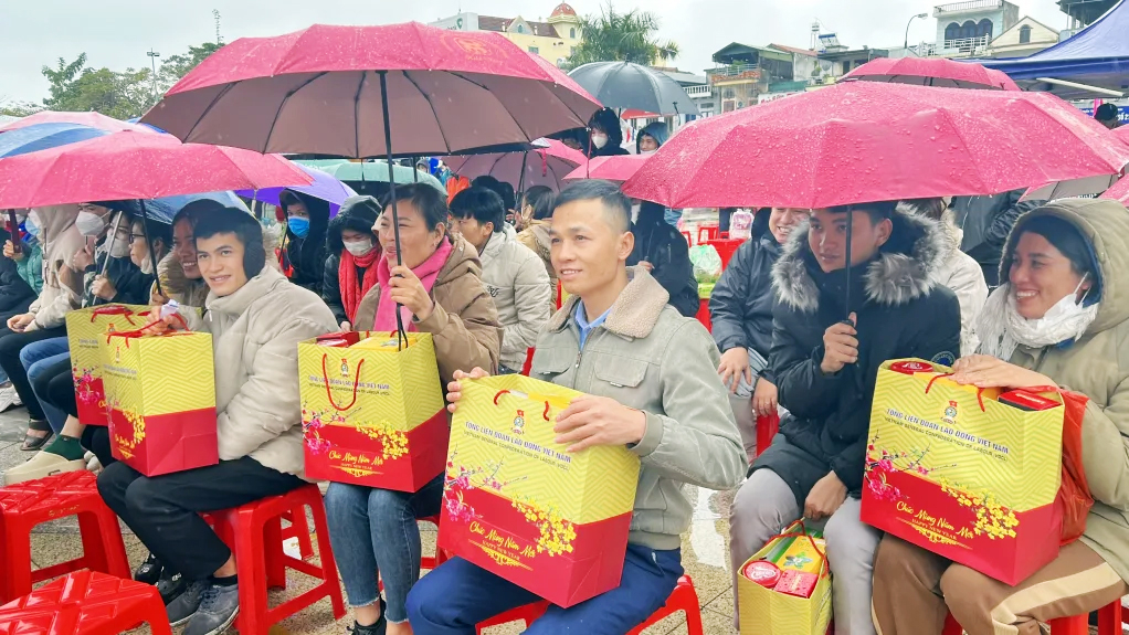 Công nhân, người lao động trên địa bàn huyện Hải Hà nhận quà Tết Nguyên đán Ất Tỵ 2025.