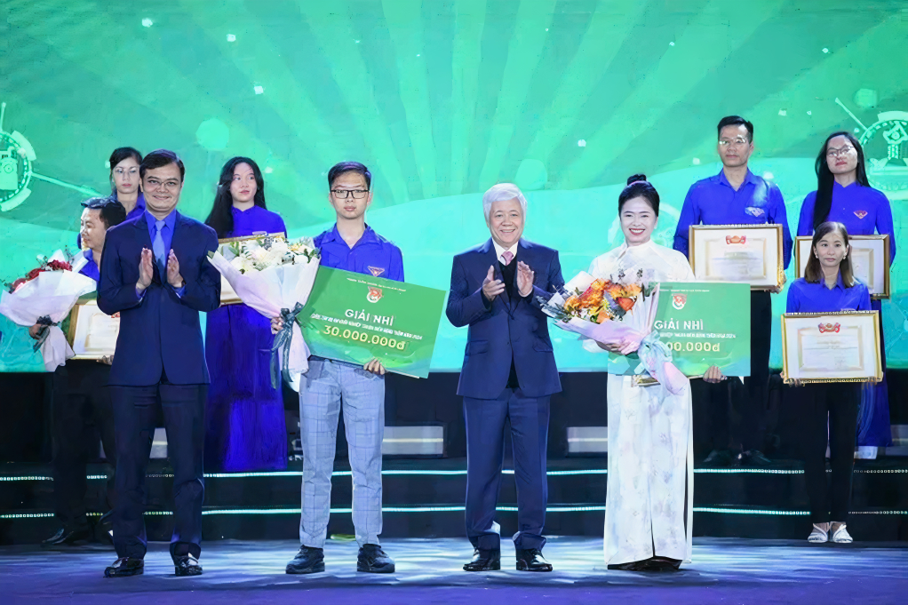 Nguyễn Văn Ngọc Đức, lớp 12A2, trường THPT Bạch Đằng (TX Quảng Yên) giành giải nhì cuộc thi