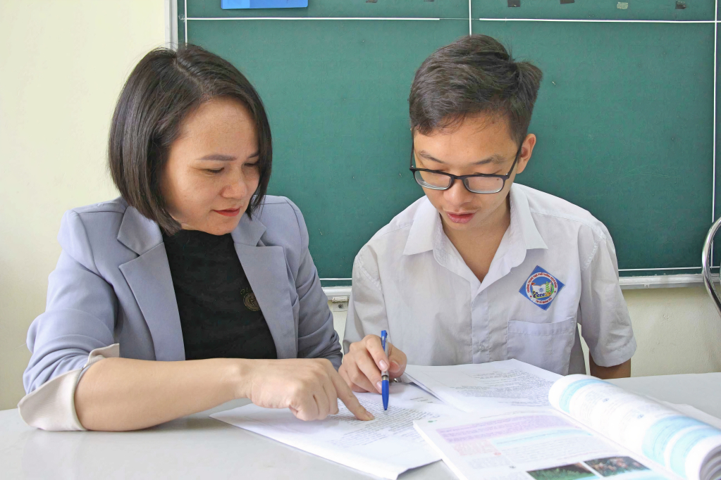 Nguyễn Văn Ngọc Đức cùng cô giáo Vũ Thị Ngọc Thu trao đổi để hoàn thiện dự án “Lò đốt vàng mã không khói, bụi”.