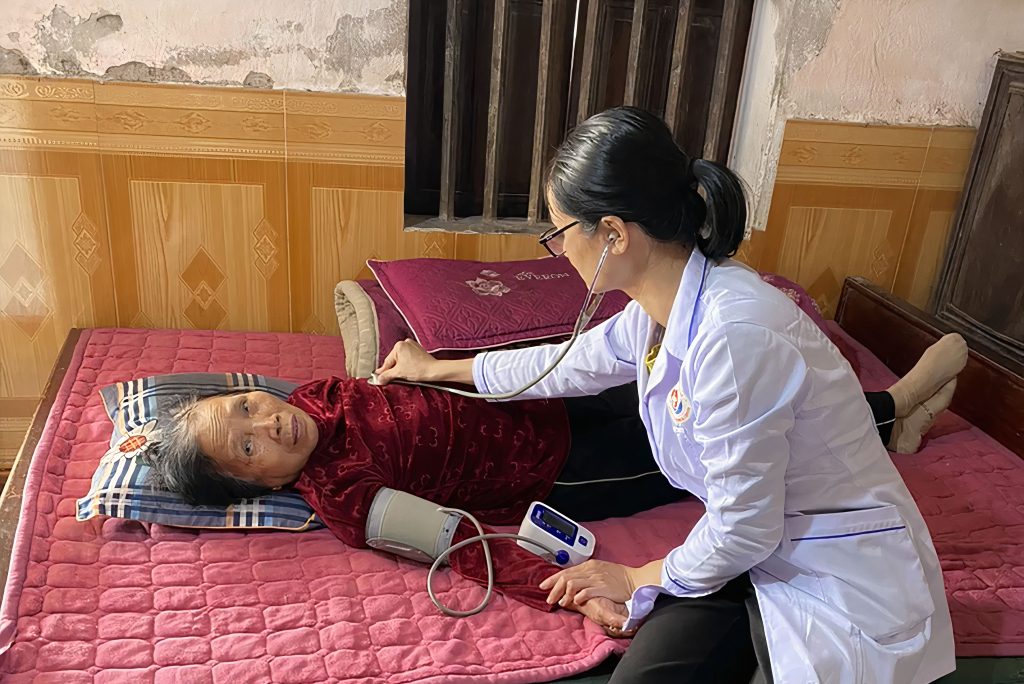Khám sức khỏe cho người cao tuổi tại gia đình ở phường Hải Yên (TP Móng Cái).