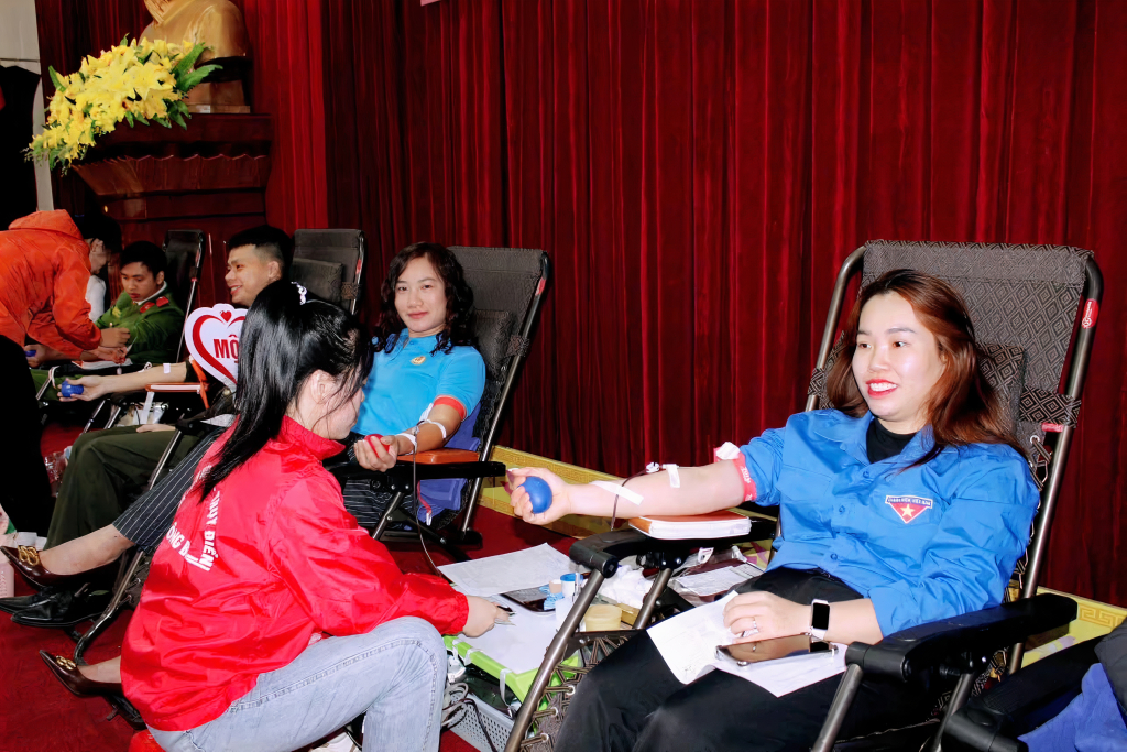 ĐVTN trên địa bàn TX Đông Triều tham gia hiến máu tình nguyện.