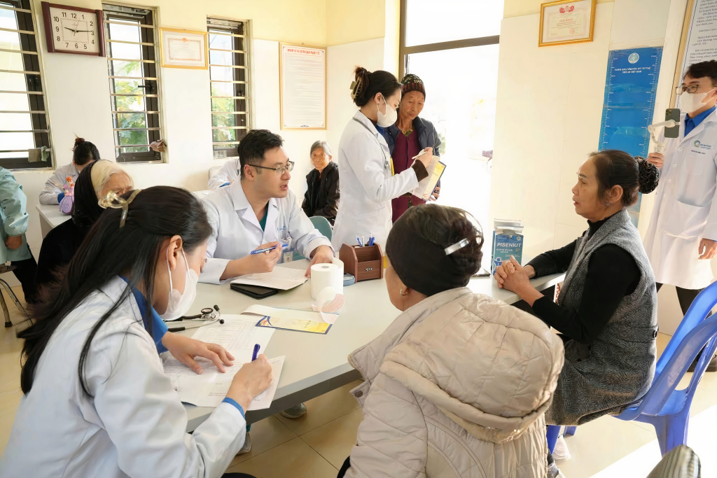Đoàn thanh niên Bệnh viện Bãi Cháy khám bệnh, cấp phát thuốc miễn phí cho người dân xã Dân Chủ (TP Hạ Long).