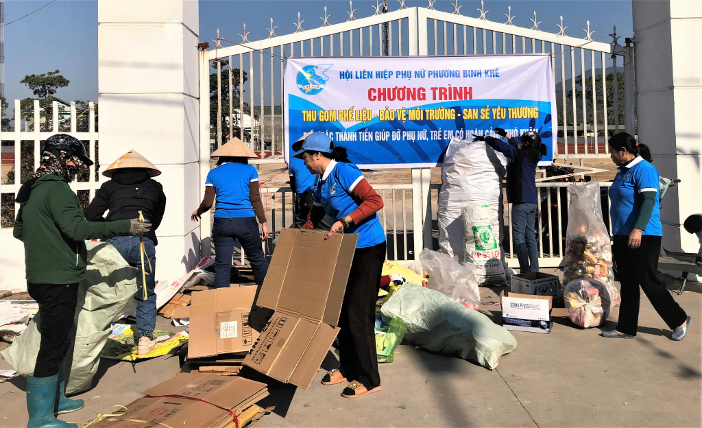 Phụ nữ phường Bình Khê (TP Đông Triều) thu gom rác thải nhựa