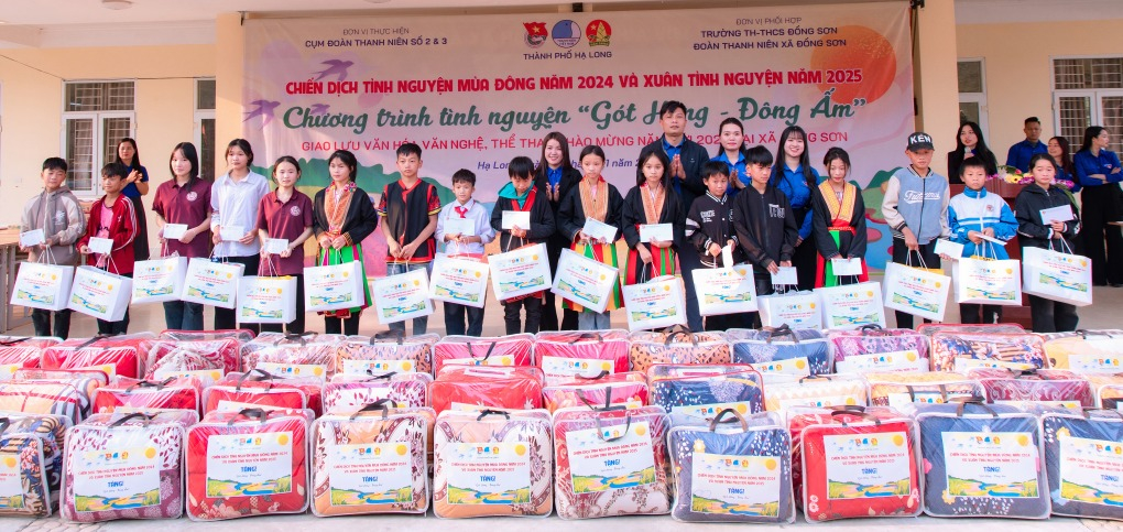 Thành đoàn Hạ Long tổ chức chương trình Gót Hồng - Đông Ấm tại trường TH- THCS Đồng Sơn (TP Hạ Long).