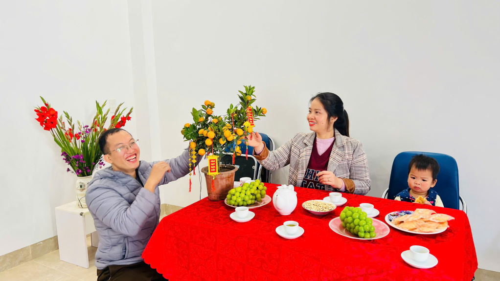Gia đình anh Cảnh trang trí nhà cửa để đón Tết.