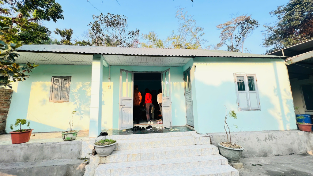 Ngôi nhà của gia đình chị vũ Mai Hương được hỗ trợ thay lại mái tôn.