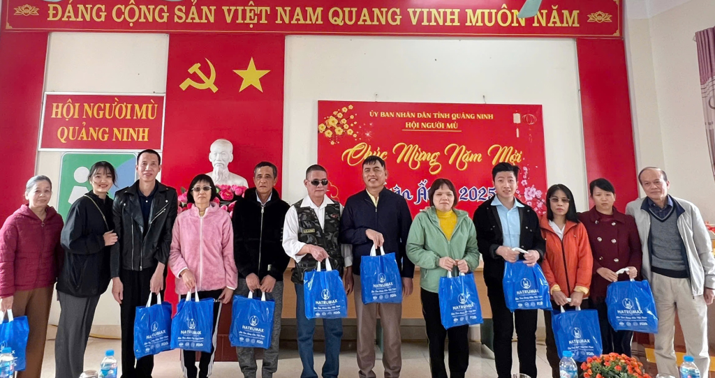 Trao tặng quà cho hội viên của Hội người mù tỉnh.