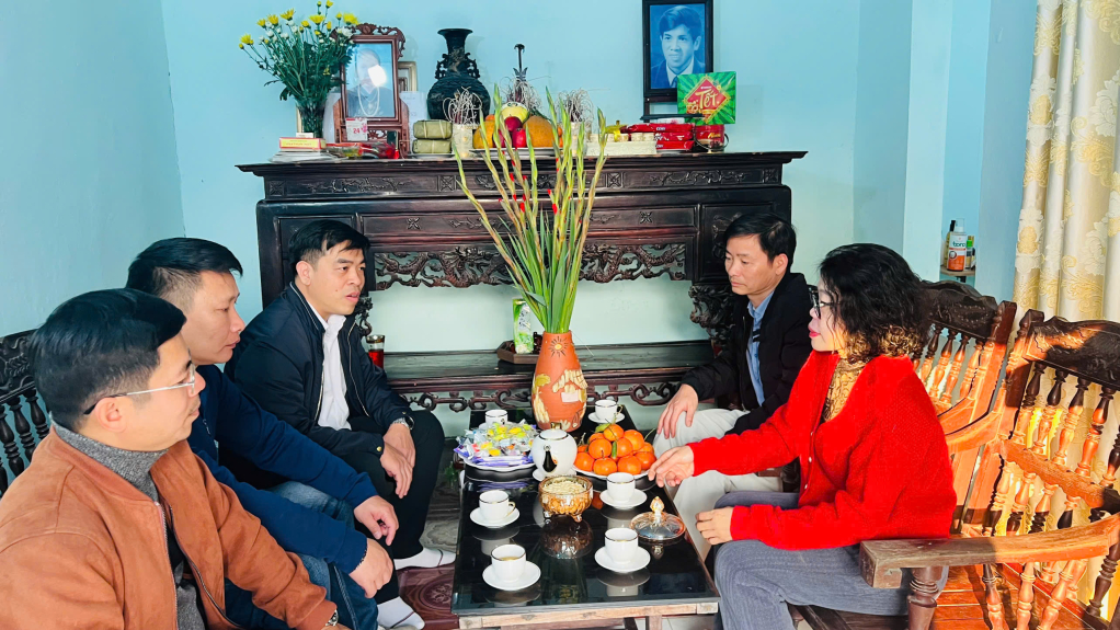 Công đoàn và các đồng nghiệp Công ty CP Xuất nhập khẩu Thuỷ sản Quảng Ninh đến thăm và tặng quà Tết gia đình chị Hương dịp Tết nguyên đán.