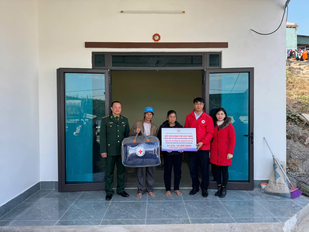 Hội Chữ thập đỏ huyện Vân Đồn trao hỗ trợ xây dựng nhà ở cho bà bà Nguyễn Thị Thị  (thôn Ngọc Nam, xã Ngọc Vừng).