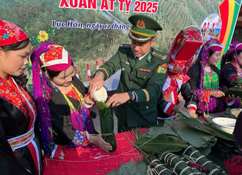 Đại úy Vũ Thanh Đức, Phó Trạm trưởng Trạm  Biên phòng Cửa khẩu (BPCK) Hoành Mô tham gia gói bánh chưng cùng người dân trên địa bàn.