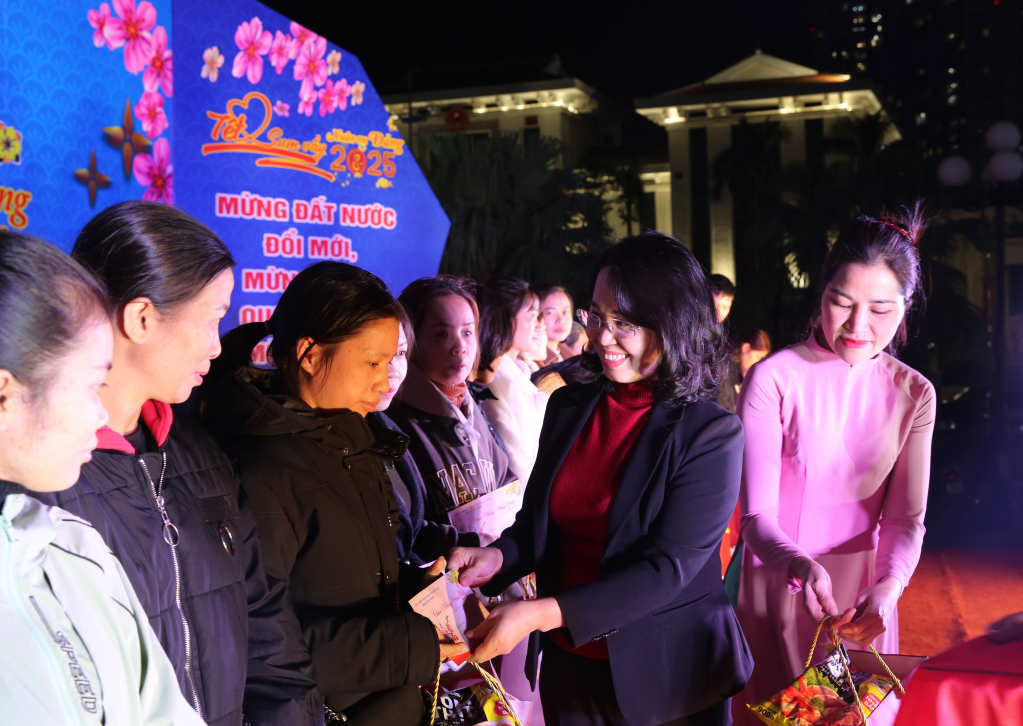 Đồng chí Trịnh Thị Minh Thanh, Phó Bí thư Thường trực Tỉnh ủy, Chủ tịch HĐND tỉnh, tặng quà cho người lao động có hoàn cảnh khó khăn tại chương trình “Chợ Tết công đoàn - Tết Sum vầy” năm 2025 do LĐLĐ tỉnh tổ chức. Ảnh: Minh Đức (CTV).