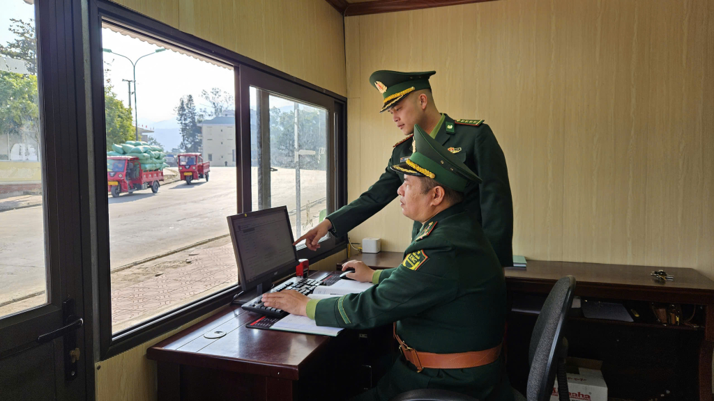 Đại úy Vũ Thanh Đức, Phó Trạm trưởng Trạm Biên phòng Cửa khẩu (BPCK) Hoành Mô cùng đồng đội thực hiện nhiệm vụ được giao.