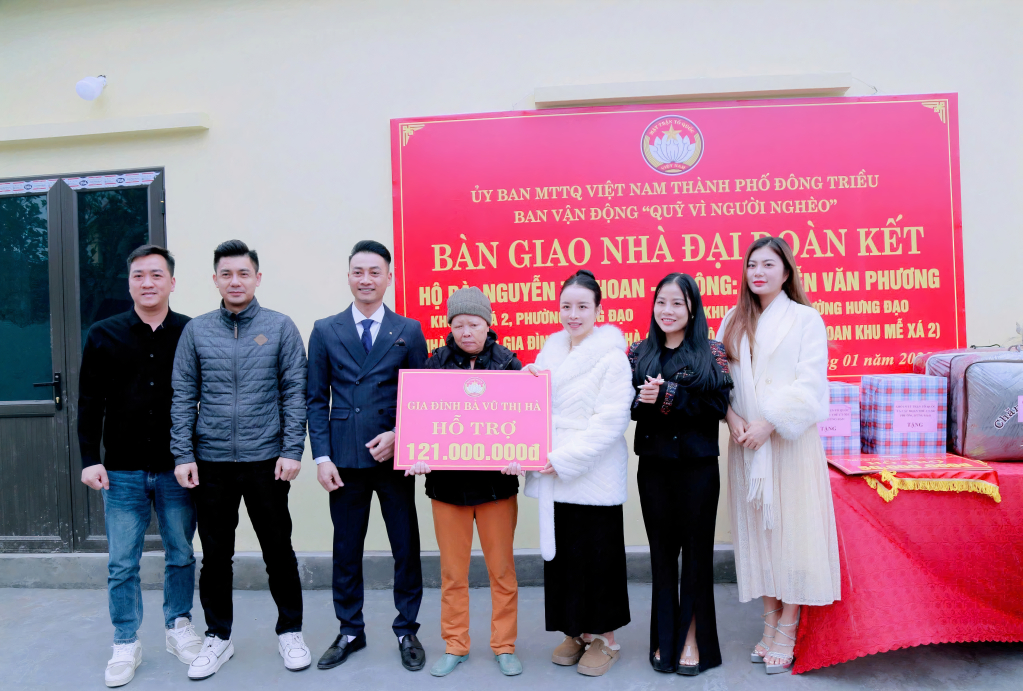 Nhà hảo tâm Vũ Thị Hà (xã Việt Dân, TP Đông Triều) trao kinh phí hỗ trỡ xây dựng nhà cho bà Nguyễn Thị Hoan.