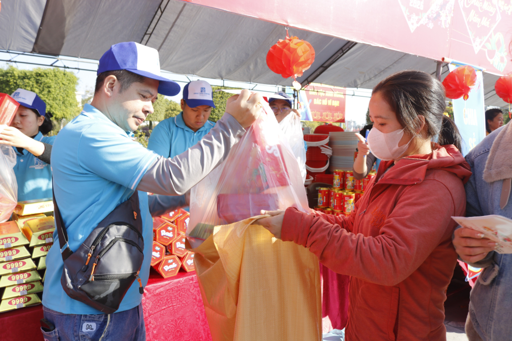 Chợ Tết Nhân ái đc TP Móng Cái tổ chức mang Tết ấm đến với nhiều gia đình trên địa bàn.