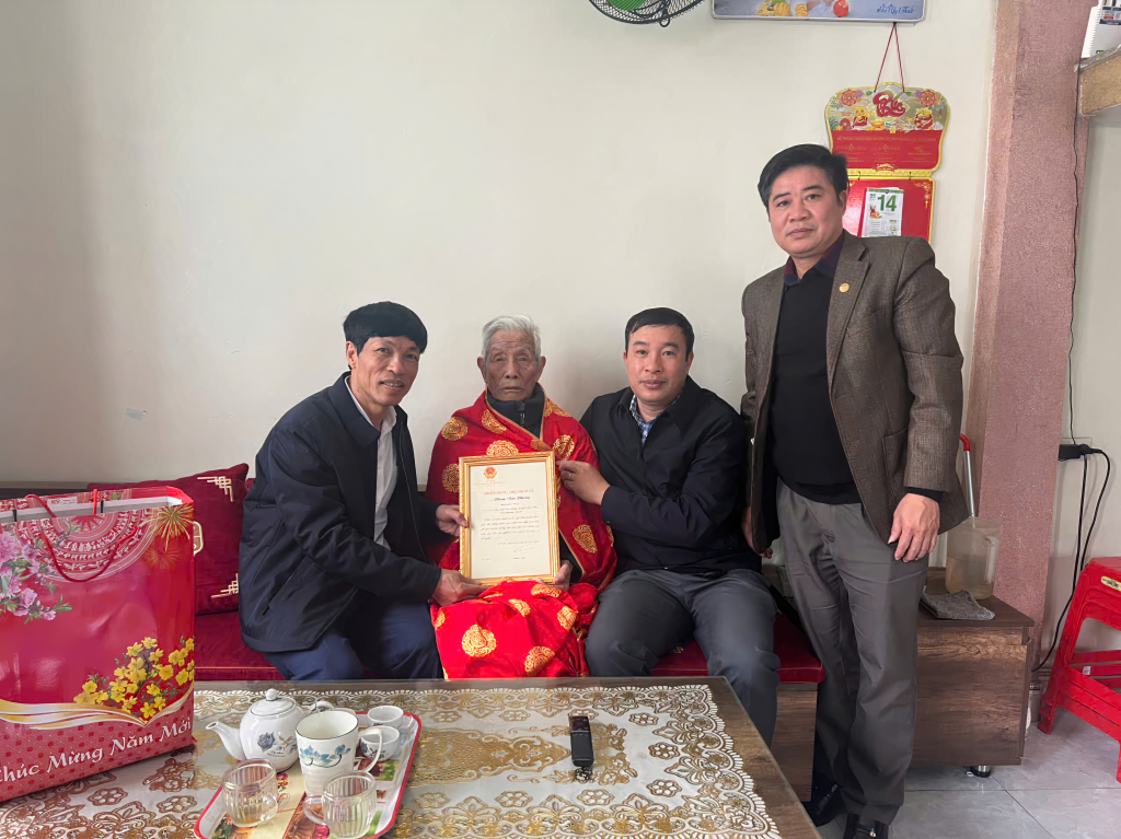 Lãnh đạo huyện Vân Đồn trao quà Tết cho cụ Phạm Văn Phụng (Người cao tuổi - 100 tuổi) ở Thị trấn Cái Rồng (huyện Vân Đồn).