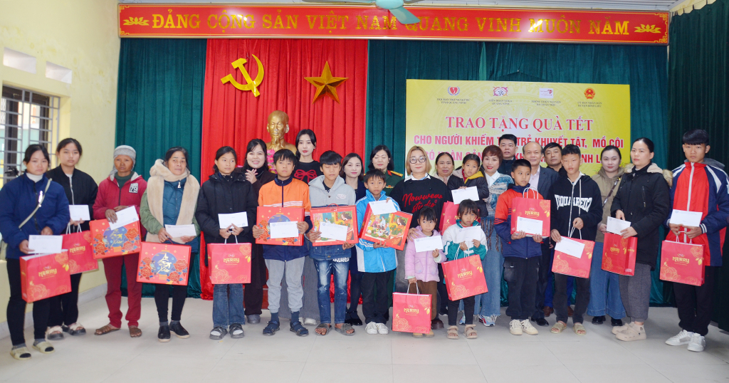 Hội Bảo trợ NKT-TMC tỉnh cùng Nhóm Từ thiện Hà Thảo Mộc và Liên đoàn Yoga Quảng Ninh trao tặng quà Tết cho học sinh mồ côi, khuyết tật hoàn cảnh khó khăn trên địa bàn huyện Bình Liêu.