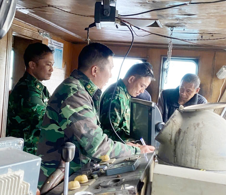 Cán bộ Đồn Biên phòng Ngọc Vừng tiếp cận tàu và các thuyền viên để lấy lời khai. 