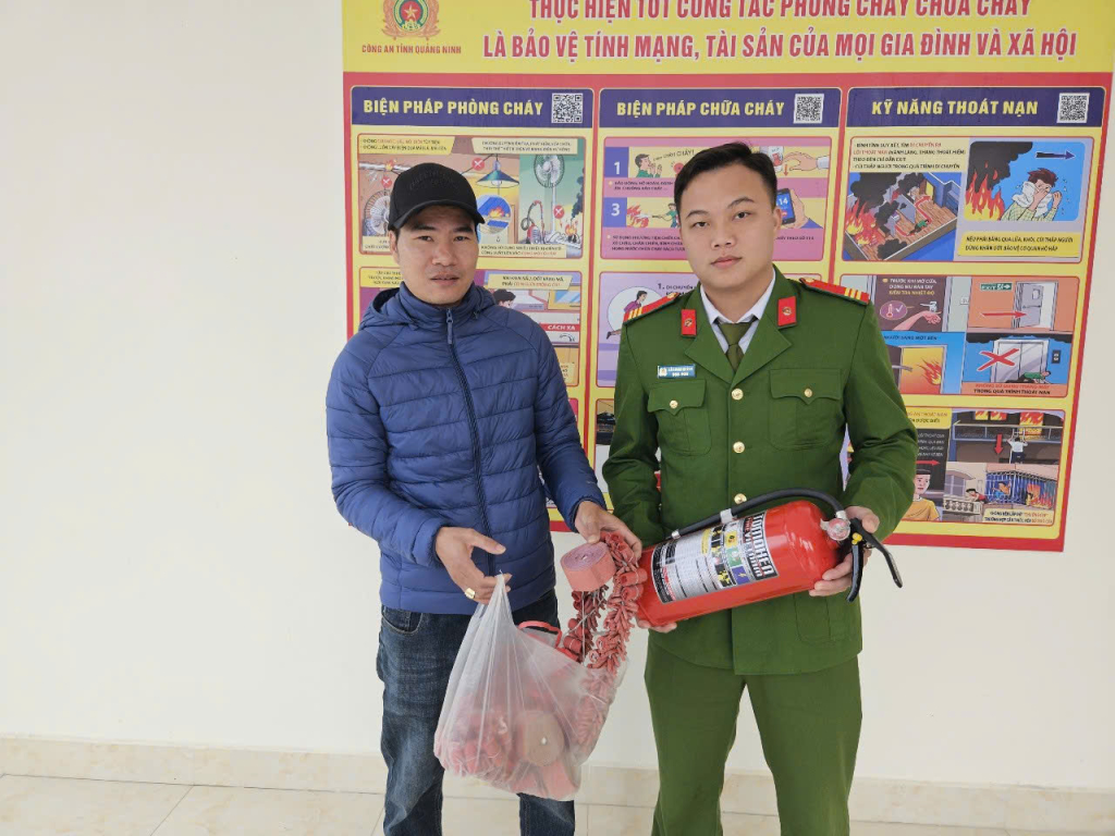 Người dân giao nộp vũ khí, vật liệu nổ đổi lấy bình chữa cháy.