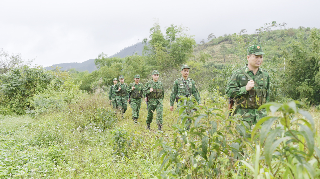 Vững vàng những bước chân tuần tra, giữ bình yên biên cương của Tổ quốc.  (CBCS Đồn BP Bắc Sơn tuần tra trên tuyến biên giới đơn vị phụ trách)