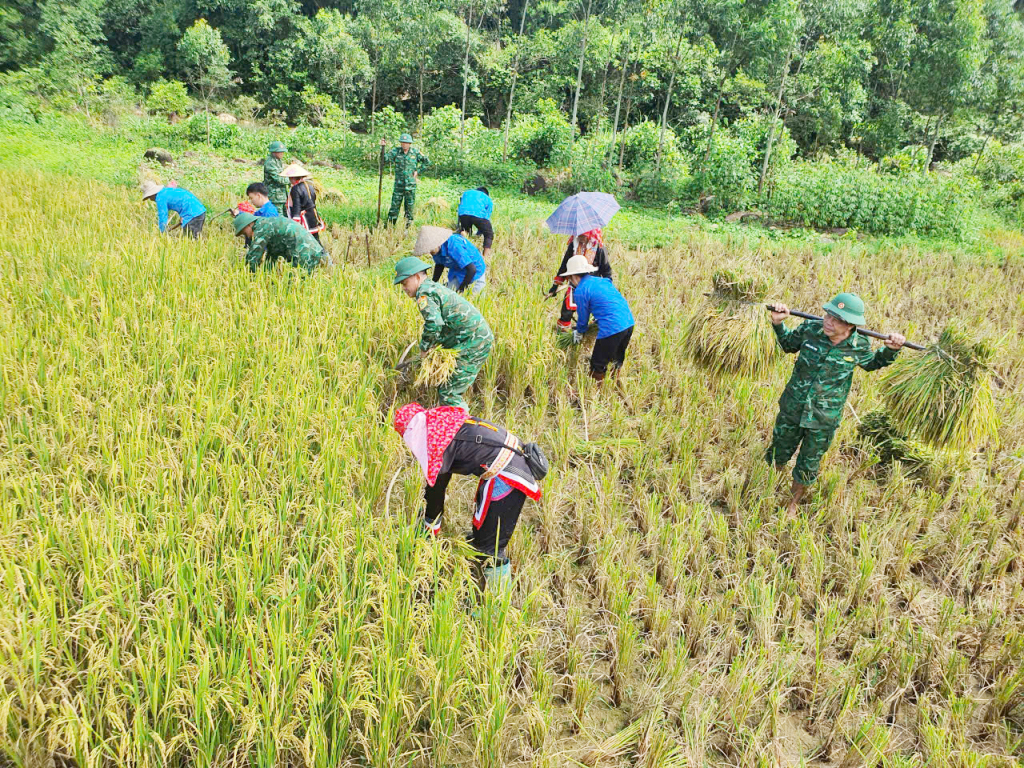 Đi đôi với thực hiện nhiệm vụ bảo vệ vững chắc chủ quyền an ninh biên giới, những chiến sỹ biên phòng còn luôn gắn bó, giúp đỡ đồng bào các dân tộc ở khu vực biên giới phát triển kinh tế.