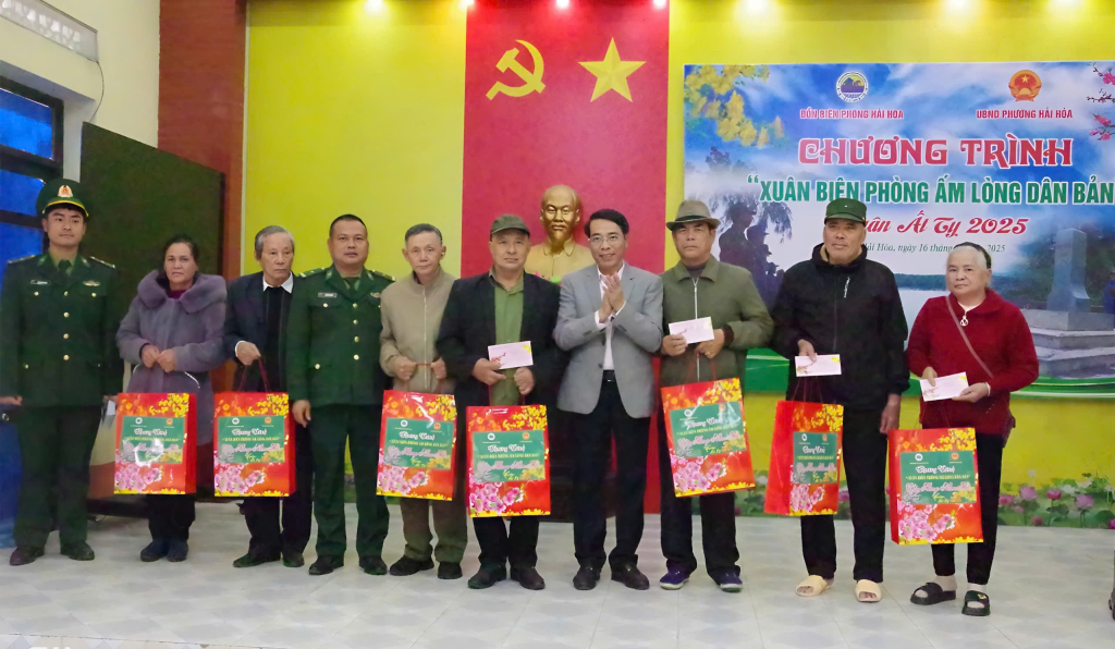 Đồn BP Hải Hoà và phường Hải Hoà tặng quà cho các gia đình chính sách, hộ gia đình có hoàn cảnh khó khăn