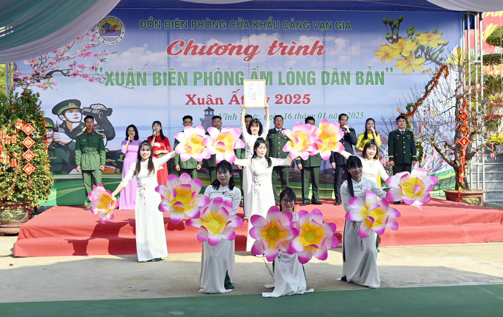 Tiết mục văn nghệ được CBCS Đồn Biên phòng CK Vạn Gia cùng chính quyền địa phương tham gia.