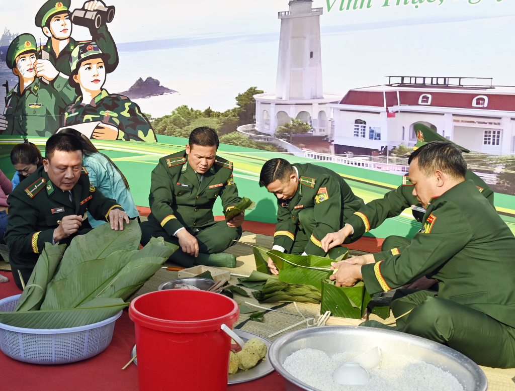 CBCS Đồn Biên phòng CK Vạn Gia tham gia thi gói bánh chưng tại Chương trình