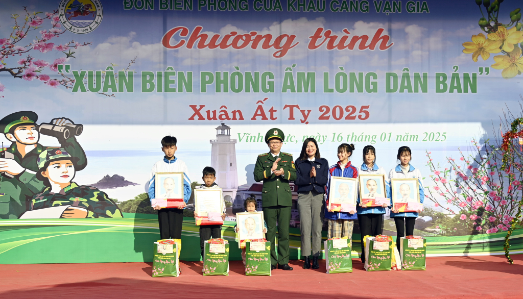Lãnh đạo Đồn Biên phòng CK Vận Gia cùng Hội LHPN TP Móng Cái trao tặng quà cho các em học sinh con nuôi Đồn Biên phòng tại xã Vĩnh Thực.