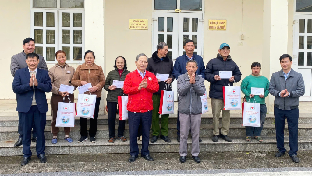 Hội Chữ thập đỏ tỉnh và Hội Nạn nhân da cam/dioxin tỉnh tặng quà Tết cho các đối tượng nạn nhân da cam tại huyện Đầm Hà.