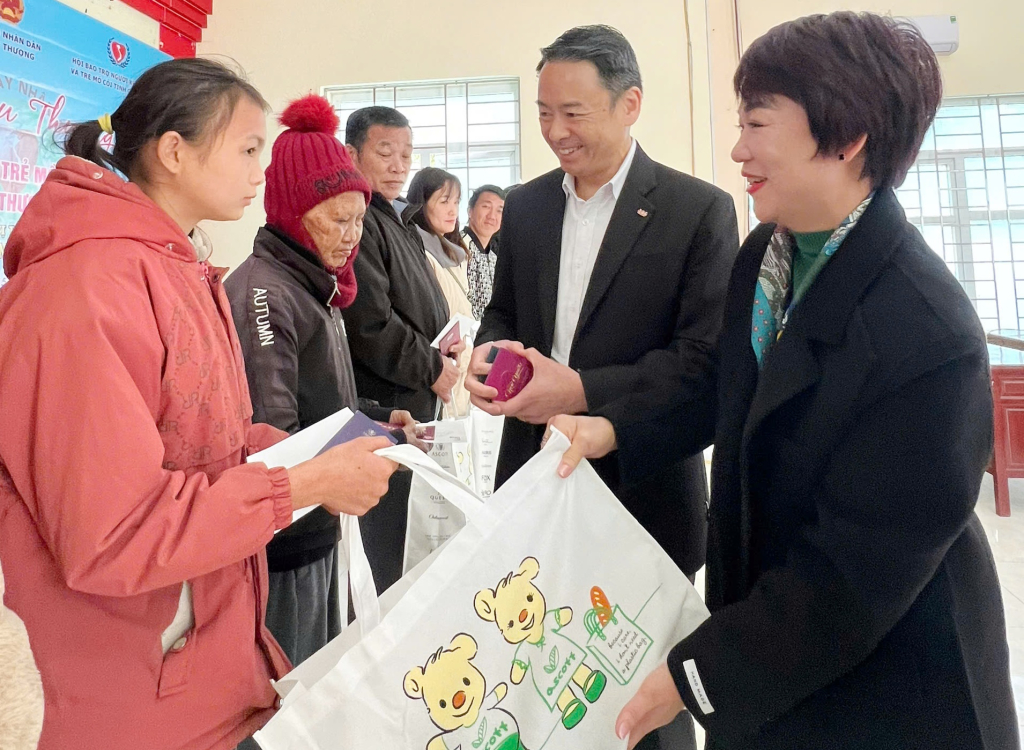 Ông Jonathan Lai, Tổng Quản lý Khách sạn Citadines Marina Hạ Long, tặng quà Tết 2025 cho các hộ khó khăn xã Kỳ Thượng (TP Hạ Long).