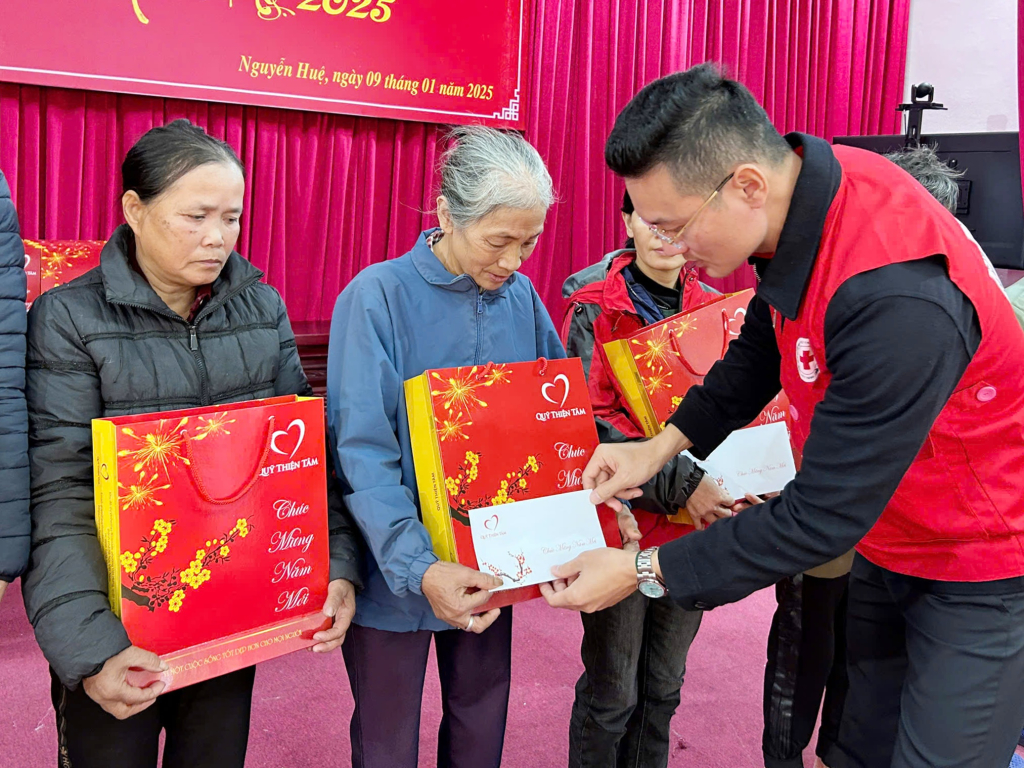 Lãnh đạo Hội CTĐ tỉnh trao tặng quà Tết 2025 cho người có hoàn cảnh khó khăn xã Nguyễn Huệ (TP Đông Triều).