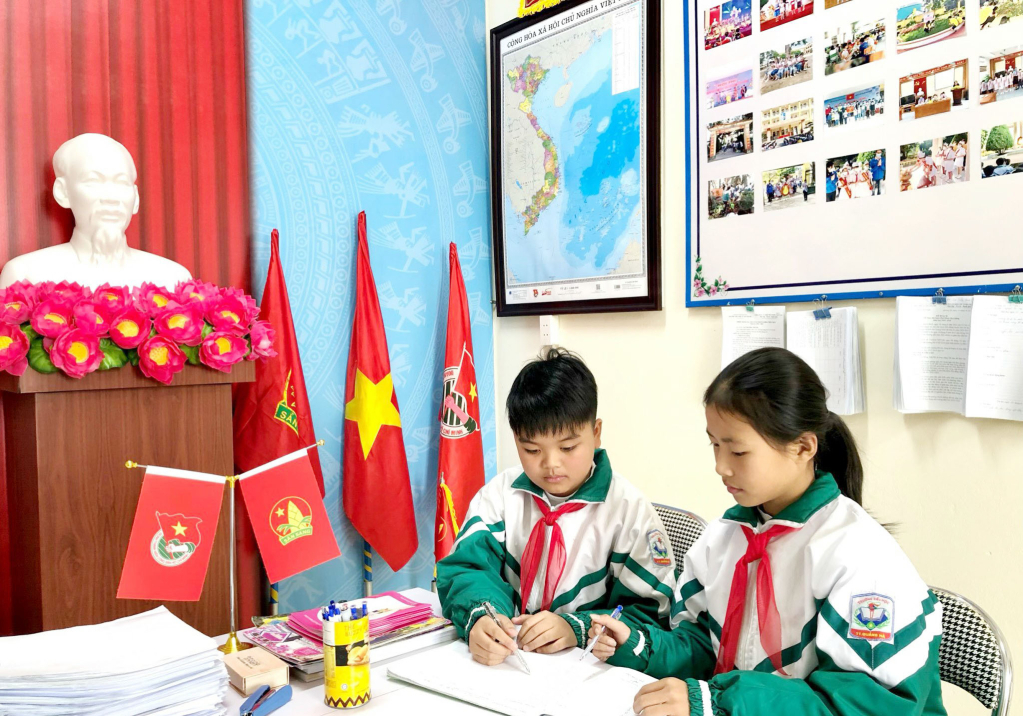 Bản đồ Việt Nam được treo tại vị trí trang trọng trong phòng truyền thống tại Trường Tiểu học thị trấn Quảng Hà (huyện Hải Hà).